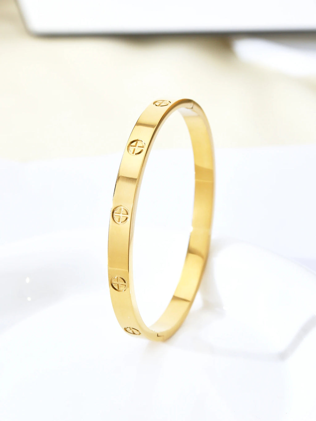 A 1-piece 18K gold-plated