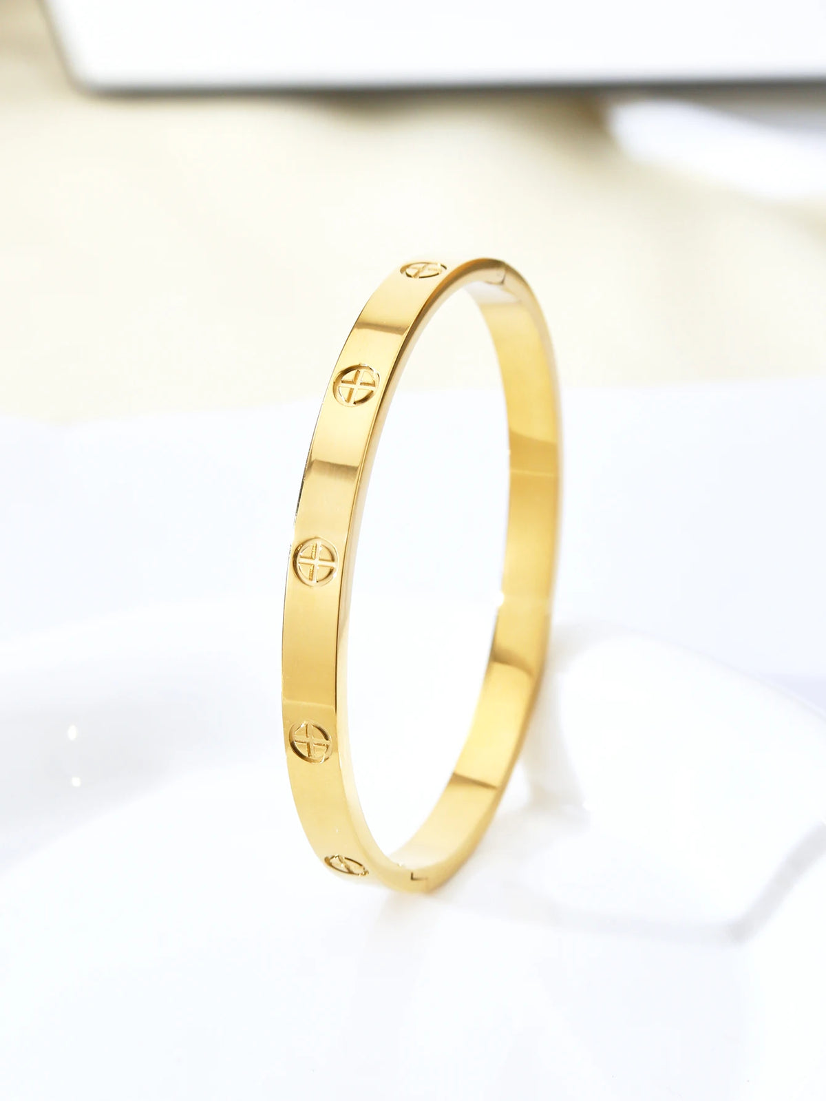 A 1-piece 18K gold-plated