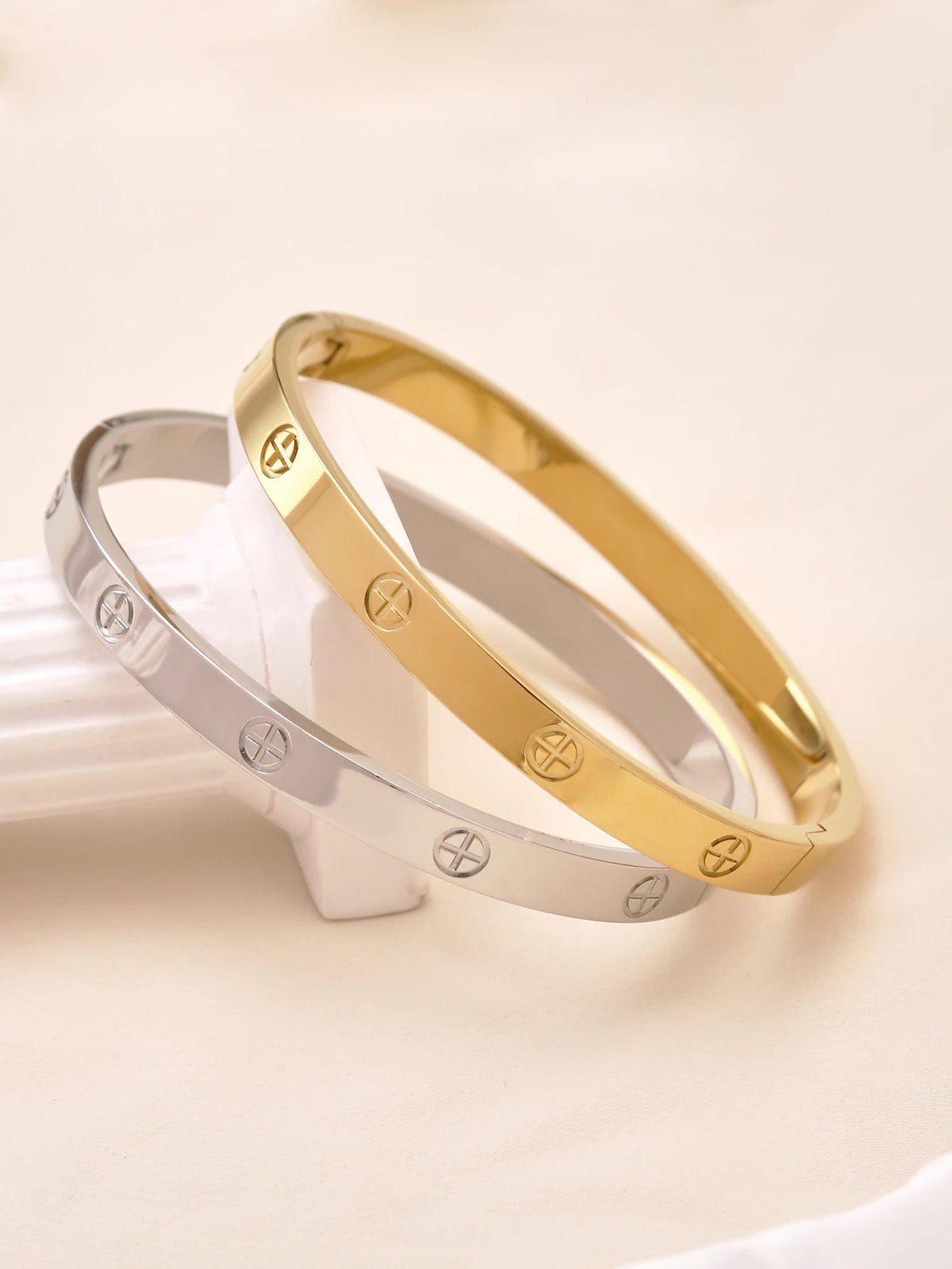 A 1-piece 18K gold-plated