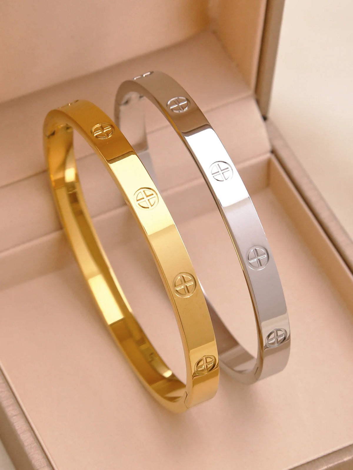 A 1-piece 18K gold-plated