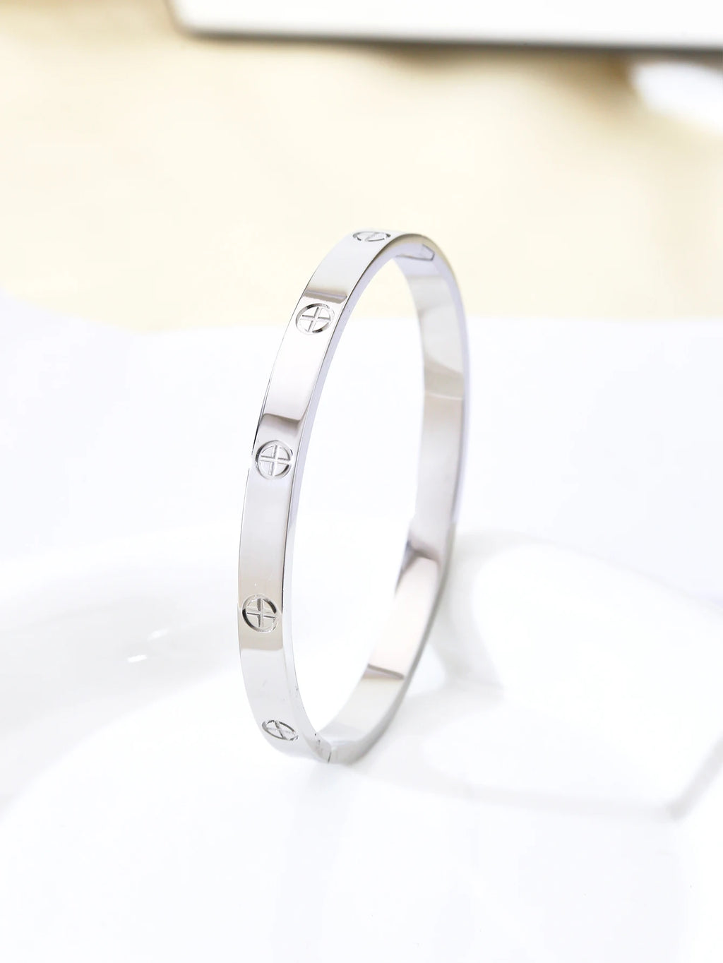 A 1-piece 18K gold-plated