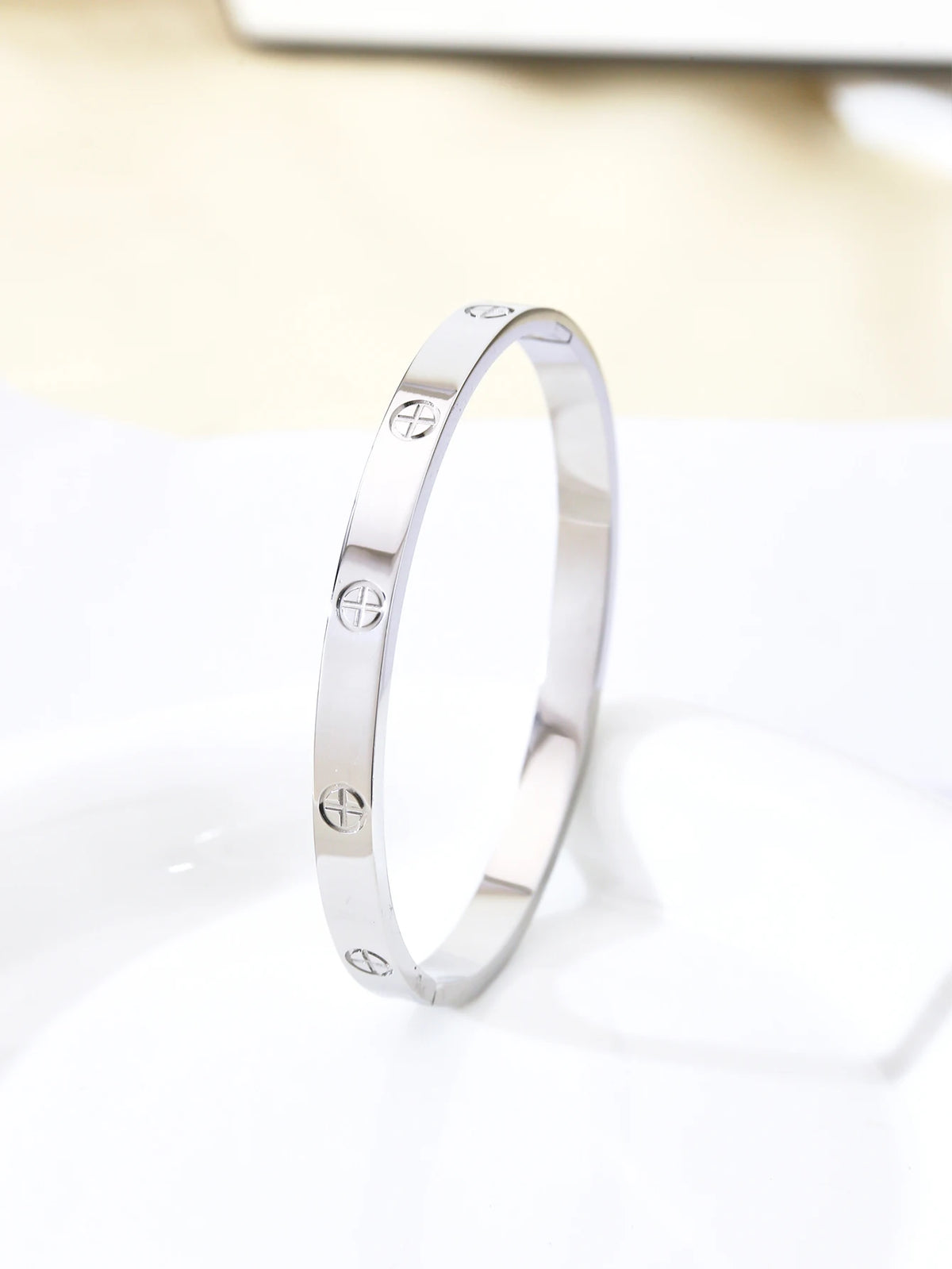 A 1-piece 18K gold-plated