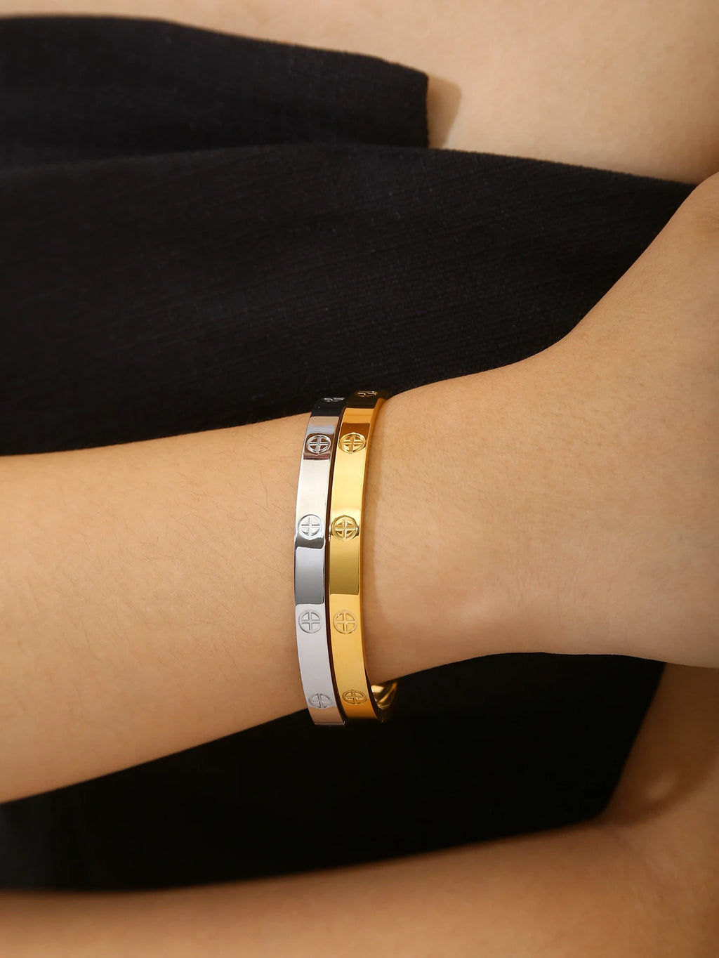 A 1-piece 18K gold-plated