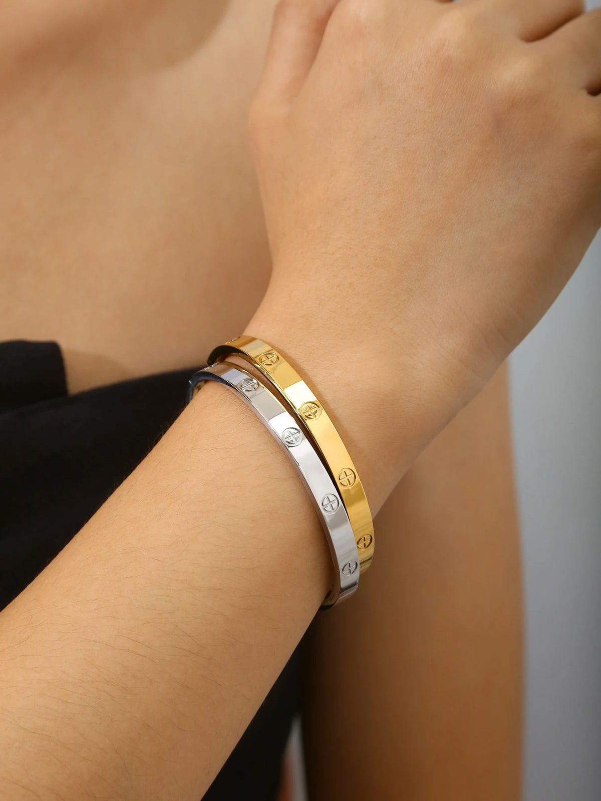 A 1-piece 18K gold-plated